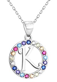 Sølv rundt vedhæng med et stort "K" i midten, omkranset af multicolor ædelsten, hængende på en kæde.