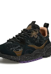 Sneaker nero e marrone realizzato in suede e tessuto, con superficie testurizzata, suola nera spessa con accenti viola e design con lacci.