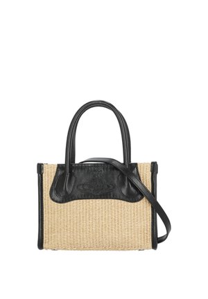 Piccola borsa a mano beige intrecciata con rifiniture in pelle nera, due manici e tracolla attaccata, con un logo sottile in rilievo sul pannello frontale.