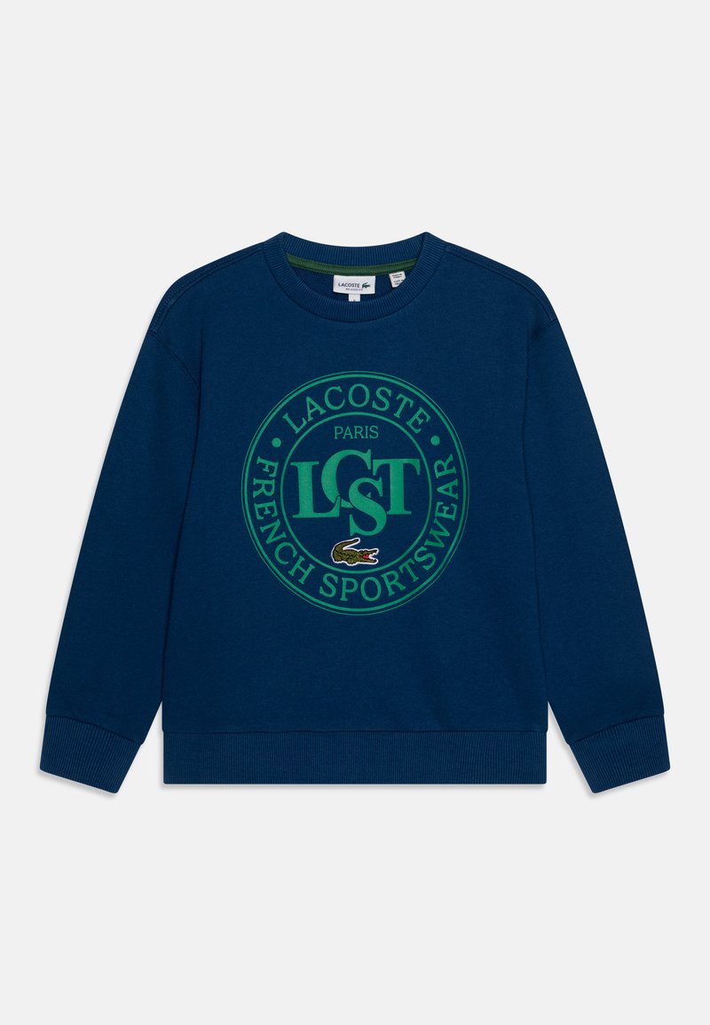 Sweatshirt navy blue dintr-un material moale, cu un grafic circular verde ce conține textul "LACOSTE PARIS FRENCH SPORTSWEAR" și un logo cu un crocodil.