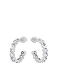 Orecchini a cerchio in argento con un design ondulato, caratterizzati da cristalli trasparenti rotondi alternati a inserti di metallo liscio, fissati con una chiusura a perno.