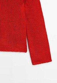 Pull en maille rouge avec un motif texturé ample, doté d'un col large et de manches longues. Les bords finis mettent en valeur le design.