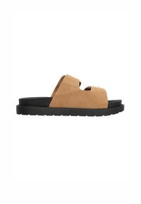 Sandales à glissière en daim marron avec une ouverture au niveau des orteils et un design découpé, dotées d'une semelle en caoutchouc noire et d'un détail de matériel minimaliste.