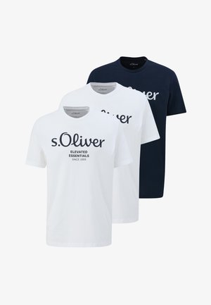Tre s.Oliver mærkede t-shirts med rund hals i marineblå og hvid, forreste shirt viser teksten "Elevated Essentials Since 1969".