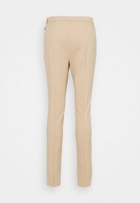 Beige op maat gemaakte broeken met een slim fit, voorzien van een platte tailleband, nette naden en een gladde textuur. Geen zichtbare zakken.