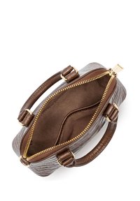 Borsa a mano in pelle marrone con un motivo testurizzato, zip dorata e manici doppi. L'interno è non foderato e presenta una tasca.