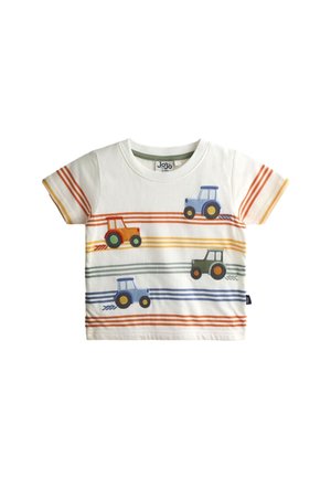 Camiseta blanca para niño pequeño con rayas horizontales en naranja, amarillo, gris y azul, decorada con cuatro ilustraciones coloridas de tractores.