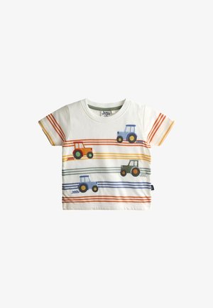 Witte peuter T-shirt met horizontale oranje, gele, grijze en blauwe strepen, versierd met vier kleurrijke tractorillustraties.