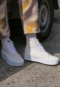 Não selecionado, off-white