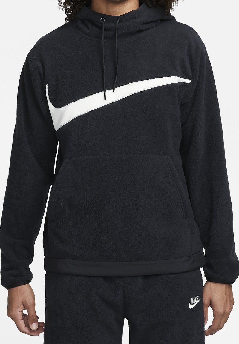 Černá fleecová mikina s kapucí, zdobená bílým logem ve tvaru šipky, s naťahovacími šňůrkami a klokáním kapsou, s měkkou texturou a pohodlným střihem.