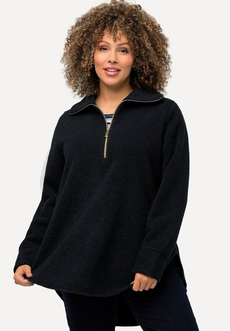 Pullover in pile nero con colletto zip, maniche lunghe e orlo curvo. Presenta una zip dorata e un tessuto morbido e testurizzato.