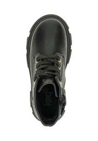 Zwarte leren enkelboot met een gestructureerde afwerking, gouden oogjes, veters en een zijrits voor gemakkelijke toegang. Rond uiteinde en stevige zool.