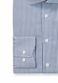 Blau-weiß gestreiftes Hemd mit Button-Down-Kragen, weißen Knöpfen und gefaltetem Ärmel mit einem einzelnen Knopf. Baumwollstoff.