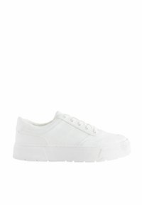 Sneaker bianco realizzato in materiale sintetico testurizzato, con punta arrotondata, design con lacci piatti e suola in gomma spessa con accenti sottili.