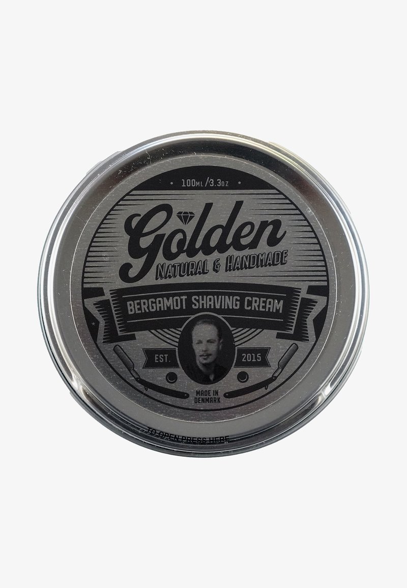 Srebrny metalowy pojemnik z czarną etykietą. Tekst zawiera "Golden," "Bergamot Shaving Cream" oraz "Made in Denmark." Zawiera 100 ml.