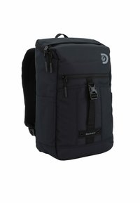 Zaino in tessuto nero con spallacci regolabili, tasca anteriore con zip, tasca laterale e chiusura a clip. Presenta un logo sul pannello anteriore.