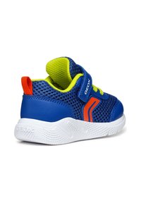 Sneaker blu con tomaia in mesh, dettagli giallo neon e cinturino in Velcro. Presenta una suola bianca con un motivo testurizzato e dettagli arancioni.