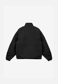 Czarna kurtka puchowa z kołnierzem typu stójka, oversize i elastycznymi mankietami. Gładka tekstura i minimalistyczny design bez widocznych oznaczeń marki.