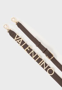 Brun lærbelte med metallisk gull "VALENTINO"-bokstaver og et sirkulært preg, med teksturert overflate og klipsfeste.