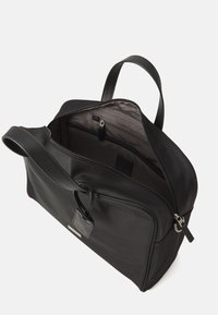 Zwarte synthetische tas met een gestructureerde vorm, bovenhandvat en een ritssluiting. Het interieur heeft meerdere vakken en een gladde voering.