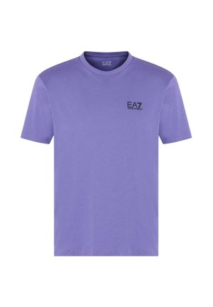 T-shirt in cotone viola, maniche corte, scollatura rotonda, con il logo EA7 nero sul petto. Tessuto liscio, vestibilità regolare.