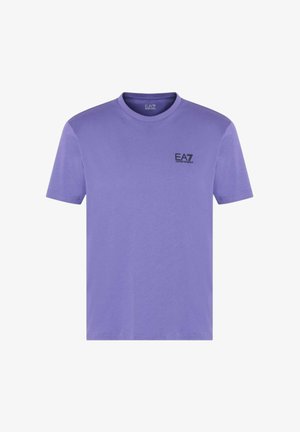 T-shirt in cotone viola, maniche corte, scollatura rotonda, con il logo EA7 nero sul petto. Tessuto liscio, vestibilità regolare.