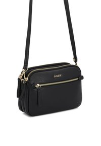 Čierna cez rameno taška vyrobená z textúrovanej kože, ktorá obsahuje viaceré zipsové priehradky a akcenty zo zlatého kovu.