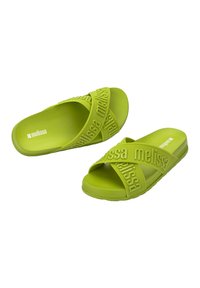 Sandali verde con design a fascia incrociata e logo "melissa" impresso. Realizzati in materiale morbido e durevole con una texture liscia.