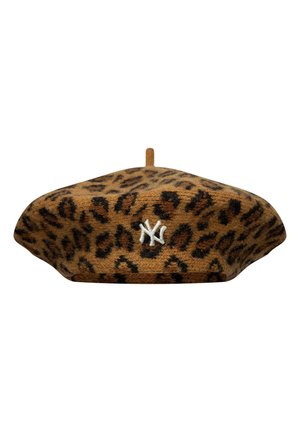 Boina marrón con estampado de leopardo, con un pequeño tallo superior y el logo de los New York Yankees bordado en blanco en el centro delantero.