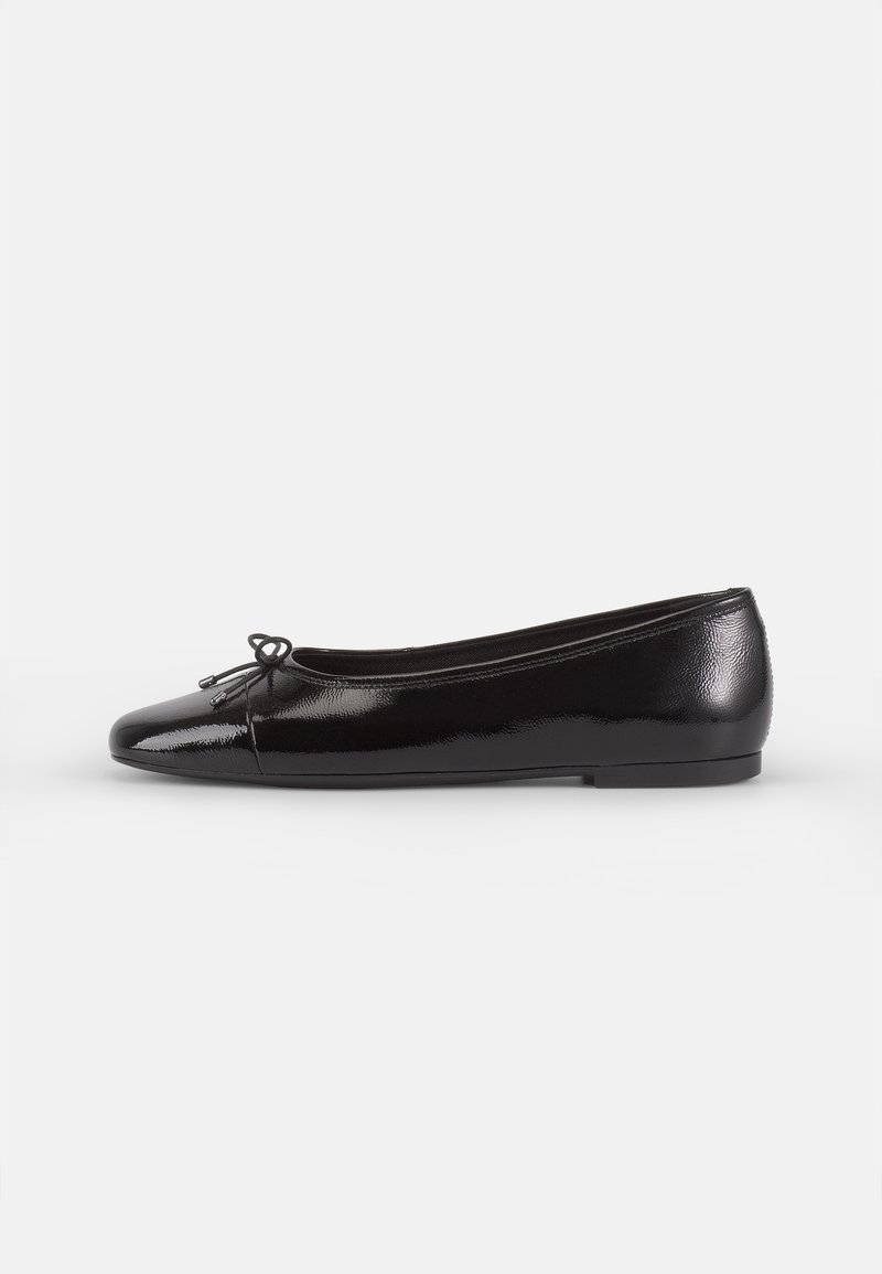 Ballerine en cuir verni noir avec bout arrondi, petit nœud sur le devant et semelle plate basse.