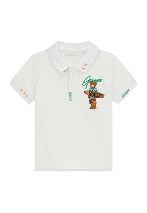 Polo bianca a maniche corte con colletto, ricamo di un orso che tiene una tavola da surf e cuciture decorative verdi e arancioni su colletto e maniche.