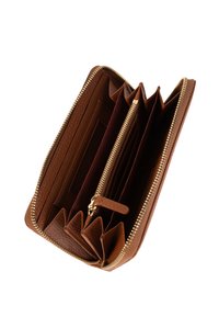 Portafoglio in pelle marrone con chiusura a zip, dotato di numerosi slot per carte e scomparti. Superficie testurizzata con dettagli in metallo dorato.