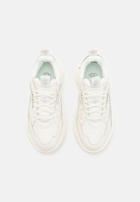 Weiße Leder-Sneaker mit strukturierten Akzenten, Schnürdesign, gepolstertem Kragen und einer hellminzgrünen Innensohle.