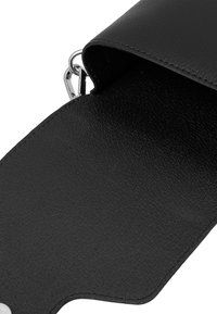 Portafoglio in pelle nera con superficie testurizzata, dotato di una clip metallica argentata e di un design aperto che mostra l'interno.