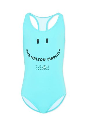 Lichtblauwe eendelige badpak met racerback, zwarte smiley-ogen, "MM6 Maison Margiela" tekst die een glimlach vormt, en genummerd logo eronder.