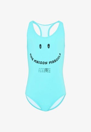 Jasnoniebieski jednoczęściowy kostium kąpielowy z racerbackiem, czarnymi oczami w kształcie uśmiechniętych buziek, tekstem "MM6 Maison Margiela" tworzącym uśmiech oraz ponumerowanym logo poniżej.