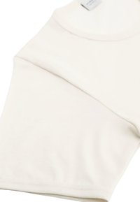 T-shirt bianco in cotone con scollatura rotonda e maniche corte. Tessuto liscio; cuciture sottili sulle maniche e sull'orlo inferiore.