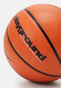 Balón de baloncesto al aire libre en vibrante color naranja con superficie texturizada, líneas negras y una marca que dice "Balón de juego al aire libre Playground".