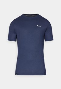 Tumed sinine lühikeste varrukatega spordit-särk paheline kraega, tekstuuriga kangas ja väike valge logo vasakul rinnaosal.