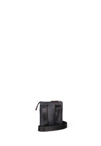 Borsa in pelle nera con due spallacci regolabili, zip superiore e dettagli marroni. Presenta un design piatto e una superficie testurizzata.