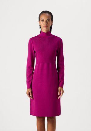 Figurbetontes fuchsia Kleid mit langen Ärmeln und hohem Kragen, mit strukturiertem oberen Bereich und glattem unteren Abschnitt, knielang.