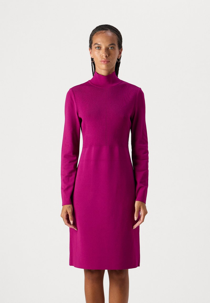 Figurbetontes fuchsia Kleid mit langen Ärmeln und hohem Kragen, mit strukturiertem oberen Bereich und glattem unteren Abschnitt, knielang.