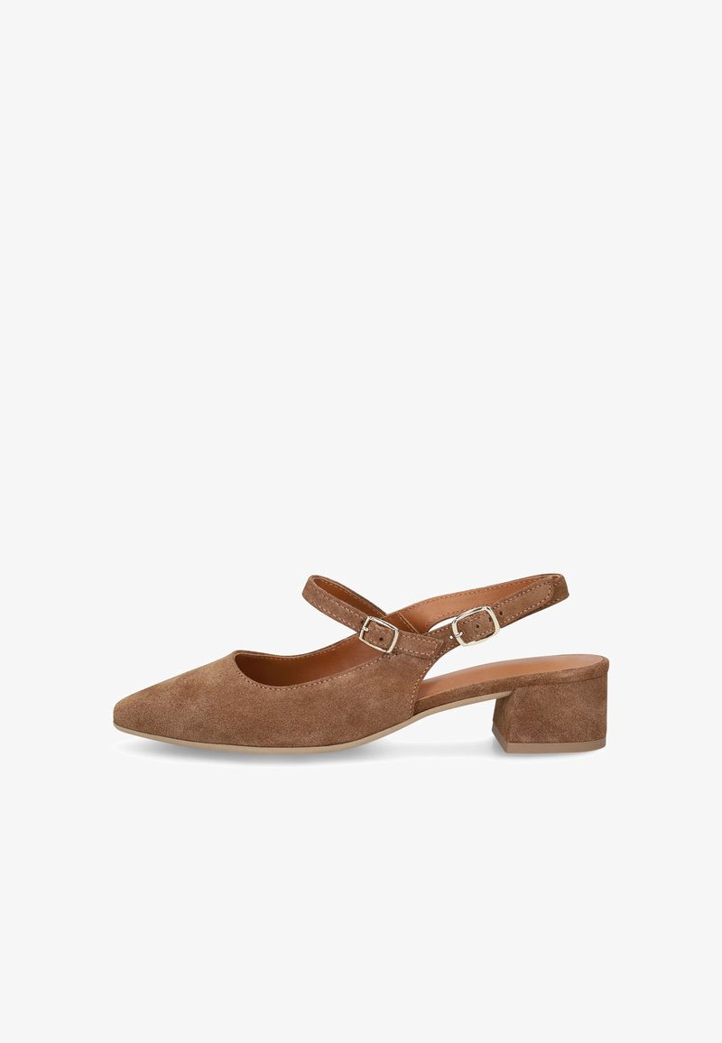 Bruine suède dames slingback schoen met puntige neus, twee verstelbare gespsluitingen en blokhak.