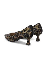 Zapatos de tacón alto de serpiente con una tela negra texturizada, presentando un tacón pequeño único y adornados con acentos dorados.