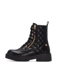 Botín negro con cordones hasta el tobillo, con textura acolchada, detalle de cremallera dorada y suela gruesa. Fabricado en cuero con un diseño resistente.
