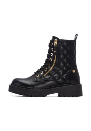 Botín negro con cordones hasta el tobillo, con textura acolchada, detalle de cremallera dorada y suela gruesa. Fabricado en cuero con un diseño resistente.