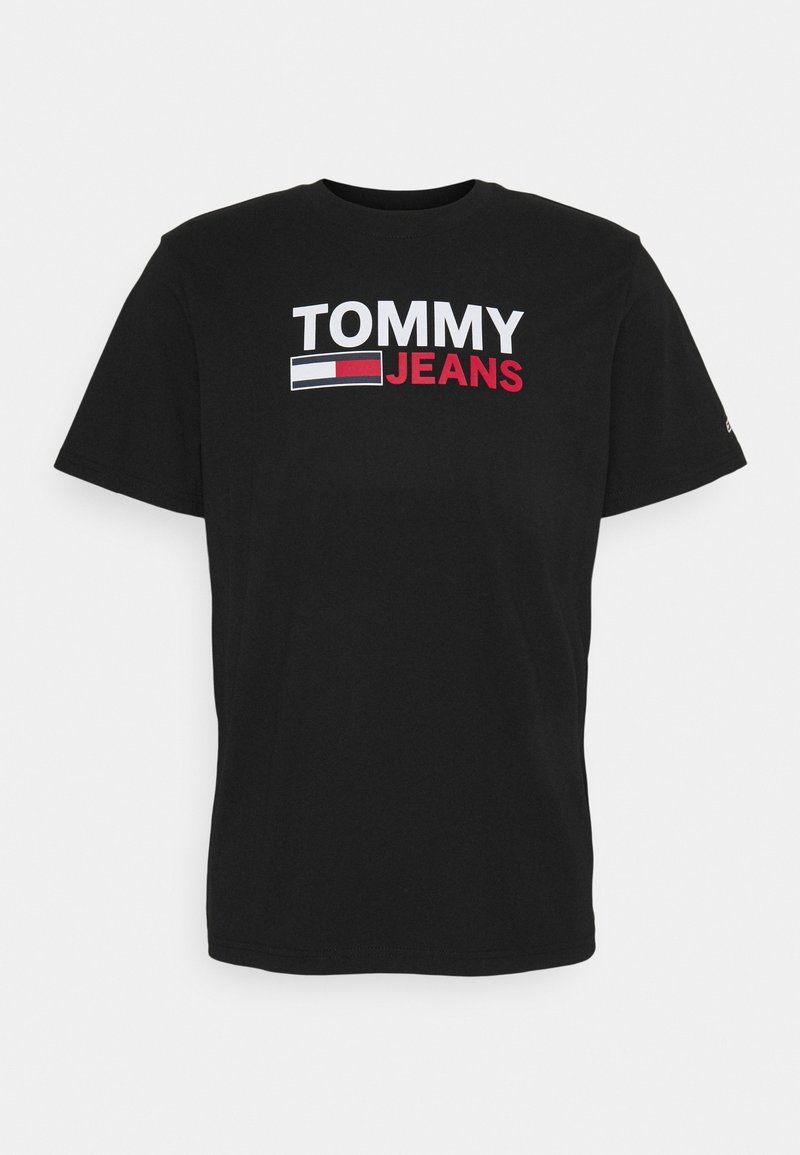 Černé bavlněné tričko s výrazným bílým a červeným logem "TOMMY JEANS" na přední straně, s klasickým kulatým výstřihem a krátkými rukávy.