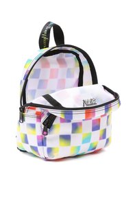 Mini reppu, jossa on valkoinen pohja ja värikäs ruudullinen kuvio; varustettu vetoketjullisella suljetulla, mustalla reunalla ja ylhäällä olevalla kahvalla helppoa kantamista varten.