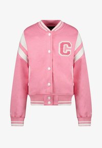 Roze varsityjack met witte strepen op de mouwen, witte drukknopen, geribbelde kraag en manchetten, en een geborduurde letter "C" op de borst.