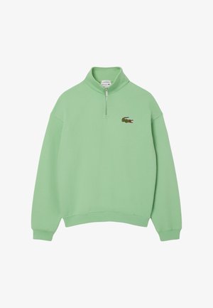 Sudadera verde de algodón, con cuello de media cremallera y logo bordado en el pecho. Diseño sencillo con puños y dobladillo acanalados.